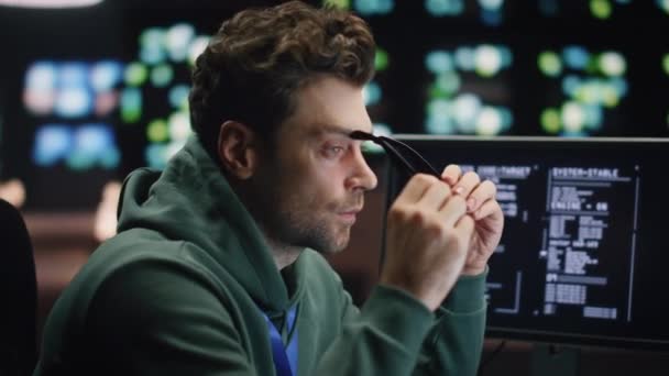 Træt Koder Arbejder Computer Natten Datacenter Closeup Overanstrengt Mand Iført – Stock-video