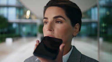 Kapanış yöneticisi sesli mesaj kaydediyor. Ciddi bir yönetici cep telefonu kullanıyor. Şehir merkezine sesli mesaj gönderiyor. Başarılı orta yaşlı işletme sahibi aletleri dikte ediyor. Sanal iletişim kavramı