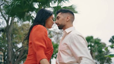 Güzel bir bahçede Latin Amerika tarzı koreografi yapan enerjik genç sanatçılar. Çekici, şehvetli kadın, erkek partnerle birlikte profesyonel olarak hareket ediyor. Çift dansçılar yavaş çekimde salsa sever..