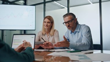 Kendine güveni tam bir yönetmen içeride takım oluşturma konusunda duygusal konuşuyor. Toplantı odasında gülümseyen yaratıcı insanlar yakın plan. Ofiste iki zeki meslektaşım konuşuyor. İş grubu fikirleri tartışıyor