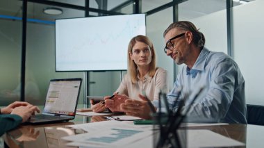 İş adamları yakın planda buluşmayı tartışıyor. Ofisteki finansal belgeleri analiz eden ciddi bir çalışan grubu. Üzgün iş adamı iş arkadaşlarıyla konuşuyor. Brifing işbirliği konsepti 