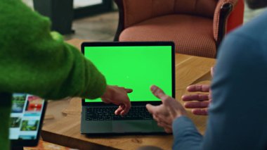 Meslektaşlar kapalı mekanlarda dizüstü bilgisayar ekranı gösteriyorlar. Kimliği belirsiz bir kadın ofiste Chromakey bilgisayarını arıyor. İş ortakları el hareketleriyle birlikte görüntülemeyi açıklar 