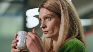 Ofis resminde çay fincanı içen rahat bir bayan. Kapuçino yudumlayan sakin bir iş kadını boş bir iş yerinde düşünüyor. Düşünceli kadın yönetmen, sıkı çalışmadan sonra akşam dinleniyor. 