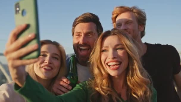 Gelukkige Vrienden Maken Selfie Smartphone Vieren Zonnig Dak Close Spannende — Stockvideo