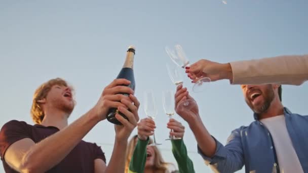 Man Open Spetterende Champagne Het Zomerfeest Van Dichtbij Opgewonden Roodharige — Stockvideo