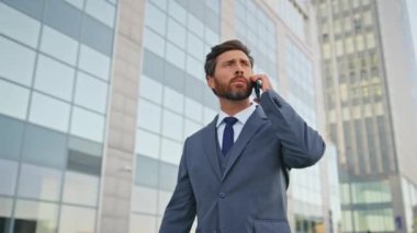 Şehir sokağındaki akıllı telefon görüşmeleri sonucu CEO iş görüşmelerini sonlandırıyor. Sakallı iş adamı iş yerini cep telefonuyla konuşmayı bitirdi. Yakışıklı ciddi patron iş görüşmesine giderken telefonu kapattı..