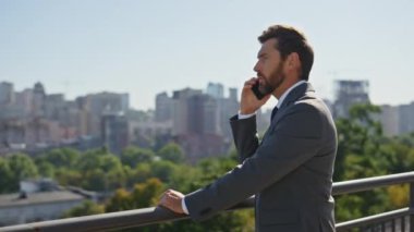 Başarılı menajer, Sunny City Panorama 'ya yakından bakmak için caddeden arıyor. Zarif sakallı iş adamı akıllı telefonlardan konuşuyor. Kendine güvenen CEO dışarıda cep telefonuyla işi tartışıyor.
