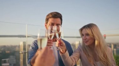 Şirket şarap kadehlerini tokuşturup çatı katındaki partide eğleniyor. Dışarıda şampanya kadehleriyle dans eden aşırı neşeli arkadaşlar. Mutlu insanlar hafta sonları şehrin çatısında toplanıyor.