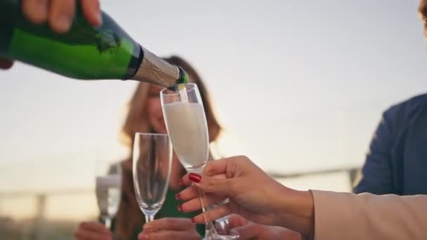 Šťastní Přátelé Plní Sklenice Šampaňským Střešní Party Zblízka Skupina Nadšených — Stock video