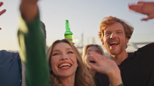 Świętowanie Ludzi Witających Się Smartfonie Bawiących Się Razem Dachu Uśmiechnięci — Wideo stockowe