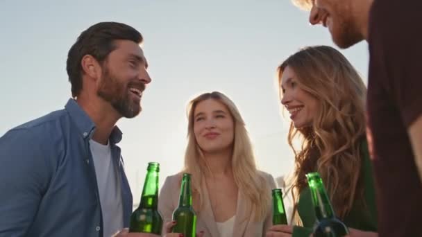 Radosni Przyjaciele Piją Piwo Relaksując Się Razem Imprezie Dachu Różnorodna — Wideo stockowe