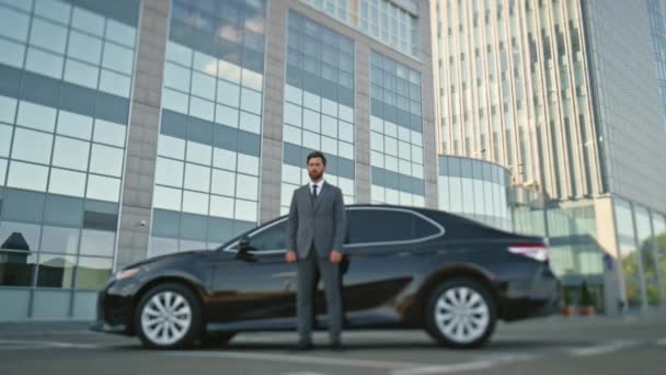 Eleganter Fahrer Der Premium Klasse Eines Autos Geschäftsviertel Der Stadt — Stockvideo