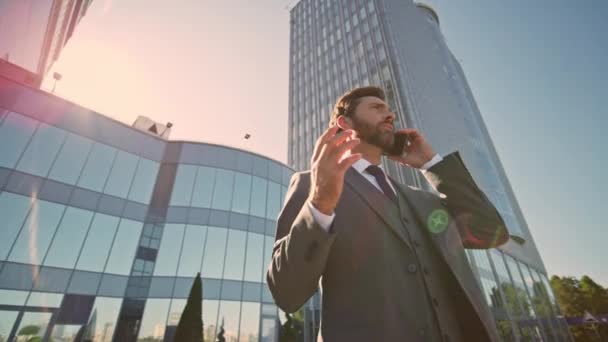 Gazdag Ember Beszél Mobilon Utcai Napfény Kamera Mozgó Körül Magabiztos — Stock videók