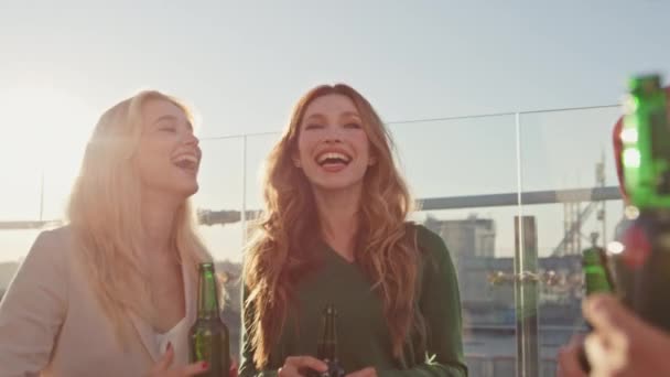 Różnorodna Grupa Śmiejąca Się Spotkania Słonecznym Dachu Szczęśliwi Przyjaciele Trzymający — Wideo stockowe