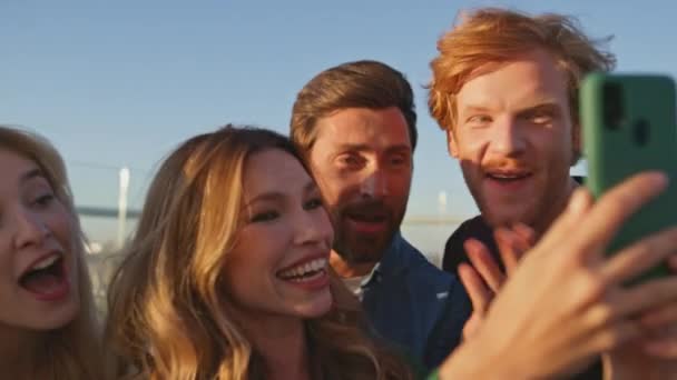 Imprezowanie Przyjaciółmi Wideo Dzwoniące Słoneczny Dach Szczęśliwi Beztroscy Ludzie Śmieją — Wideo stockowe