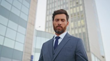 Yürüyen iş adamı modern şehir caddesindeki akıllı telefon görüşmelerine cevap veriyor. Kendine güvenen sakallı iş adamı telefonda konuşmaya başla. Zarif başarılı patron dışarıda cep telefonuyla konuşuyor.