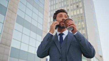 Şehir caddesinde yürürken kahve içen bir çalışanı arıyorum. Gülümseyen yakışıklı iş adamı akıllı telefondan konuşuyor sıcak içeceğin tadını çıkarıyor. Sakallı pozitif CEO yöneticisi cep telefonuyla haberleri paylaşıyor