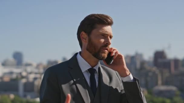Elegantní Šéf Vyjednává Telefonu Slunné Ulici Detailní Záběr Vážný Obchodník — Stock video