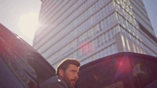 Főnök Kinyitja Kocsiajtót Kifelé Tart Jóképű Sikeres Üzletember Drága Autót — Stock videók