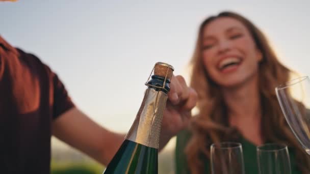 Des Amis Souriants Ouvrent Champagne Week End Type Méconnaissable Tenant — Video