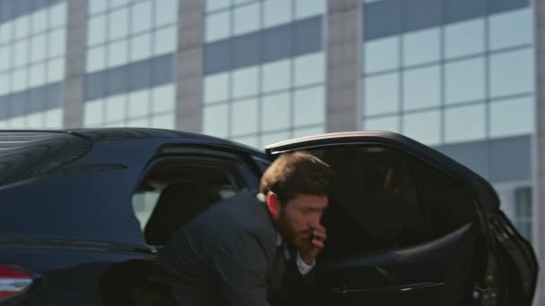 Bogaty Biznesmen Dzwoni Komórkę Zamykając Drogi Samochód Pewny Siebie Szef — Wideo stockowe