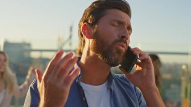 Hipster, dostça toplantının çatısında akıllı telefondan konuşuyor. Endişeli sakallı adam parti arkadaşlarının arka planında cep telefonundan şikayet ediyor. Cep telefonundan kötü haberler duyan tatminsiz adam..