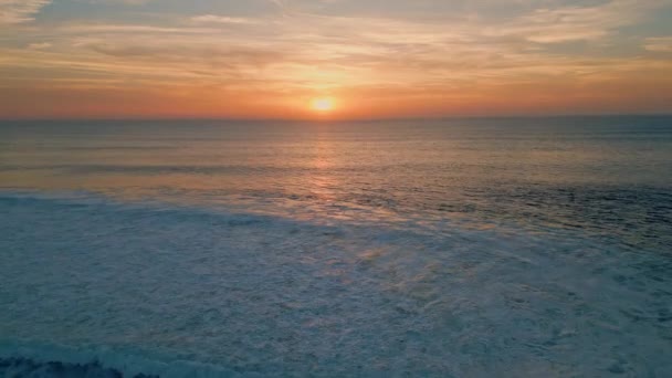 Heller Sonnenuntergang Der Über Der Wasseroberfläche Drohnenblick Atemberaubende Sommersonne Endlosen — Stockvideo