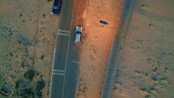 Coches Montando Carretera Del Desierto Con Faros Encendidos Noche Verano — Vídeos de Stock