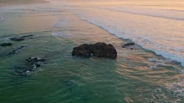 Spokojne Krajobrazy Wieczorne Ocean Piankowym Surfowania Toczenia Się Pięknego Wybrzeża — Wideo stockowe