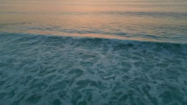 黄金の日没ライトドローンビューを反映したダークオーシャン波 無限の海洋地平線の上に驚くべき海洋の日の出 海面を熟した明るいオレンジ色の空 スーパースローモーションでの強力なスウェルロール — ストック動画