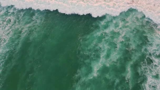 Türkisfarbenes Meerwasser Rollt Superzeitlupe Von Oben Die Küste Malerisch Blaue — Stockvideo
