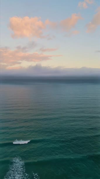 ゆっくりと動く海の水の上に垂直に曇った夜空 ドローンビュー 夏の日没に砂浜を洗う強力な無限のダークシービュー 雲が海洋地平線の上にぶら下がっている トランスクイリティコンセプト — ストック動画