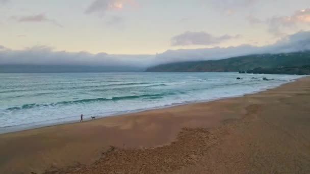Nublado Cielo Mar Anochecer Sobre Pintorescas Olas Espumosas Vista Drone — Vídeo de stock