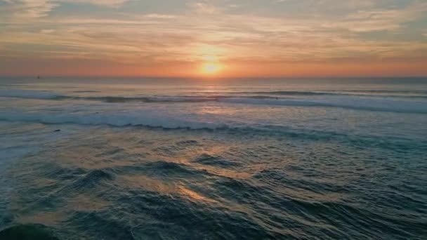 Malerischer Sonnenaufgang Bewölkten Himmel Über Dem Schönen Tiefblauen Ozean Luftaufnahme — Stockvideo