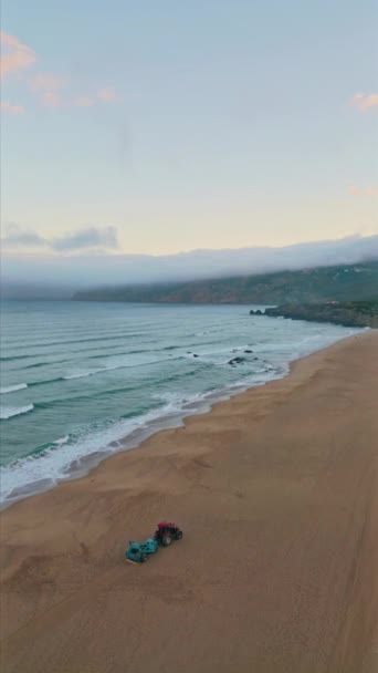 Vue Drone Sable Moussant Verticalement Orageux Sur Océan Vagues Eau — Video