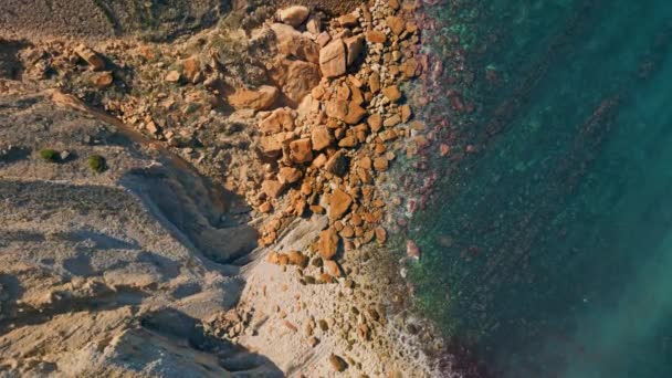 Küstensteine Von Oben Die Von Ruhigem Türkisfarbenem Meerwasser Superzeitlupe Angespült — Stockvideo