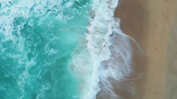 美丽的空中海洋泡沫飞溅在空旷的热带沙滩上 绿松石汹涌的海浪滚向海滨慢动作 汹涌的海浪冲刷着海岸线 假期的概念 — 图库照片