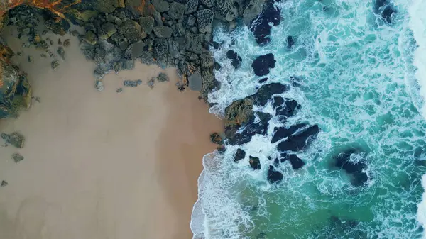 汹涌的海浪在岩石海岸上飞溅着泡沫 从空中俯瞰惊人的海浪 缓慢地冲刷着海滨悬崖 令人惊奇的海岸线景观夏日 泡沫浪涌上海岸线 — 图库照片