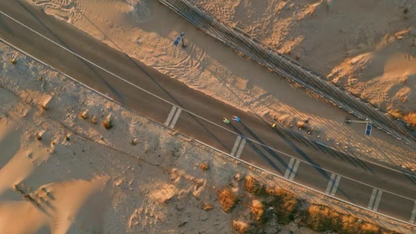 Вид Воздуха Автомобилей Движущихся Вдоль Песчаной Тропы Над Головой Пустынный — стоковое видео