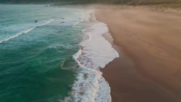 Mořské Vody Vlny Pěnící Písek Detailní Záběr Bouřlivý Příboj Oceánů — Stock video