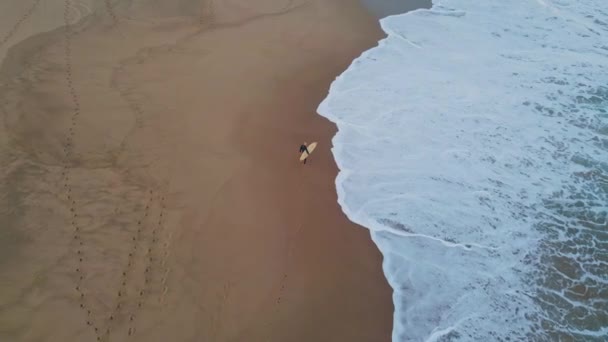 Drone Sköt Okänd Surfare Sandstrand Väntar Vågor Underbar Havsutsikt Surfbrädan — Stockvideo