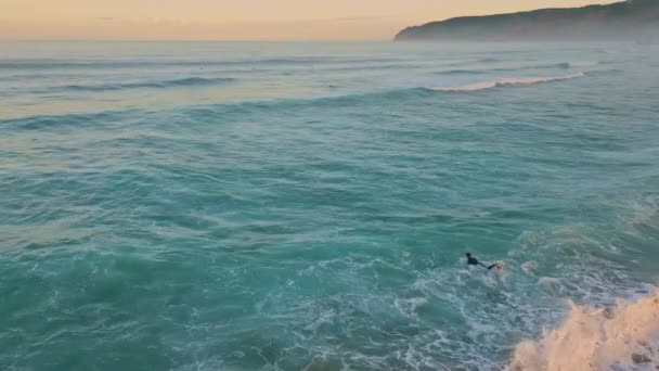 Серфер Закладає Дошку Серфінгу Плаваючи Океанські Хвилі Заході Сонця Повітряна — стокове відео
