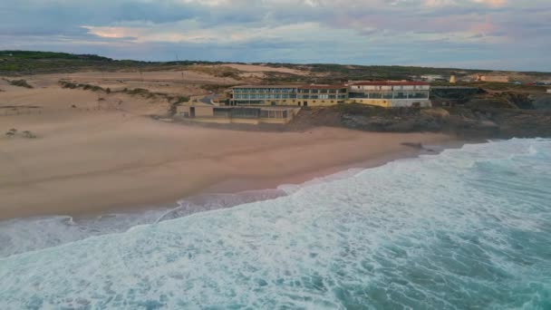 Drone Vista Acogedor Complejo Situado Orillas Del Mar Arena Luz — Vídeo de stock