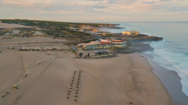 Letecký Pohled Plážový Komplex Večerním Slunci Dron Panorama Útulné Letovisko — Stock video