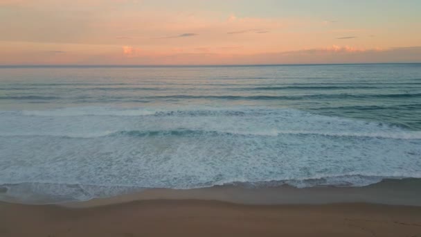 Orangefarbener Sonnenuntergang Ozeanhorizont Über Malerischen Schäumenden Wellen Luftaufnahme Dramatische Küstenlandschaft — Stockvideo