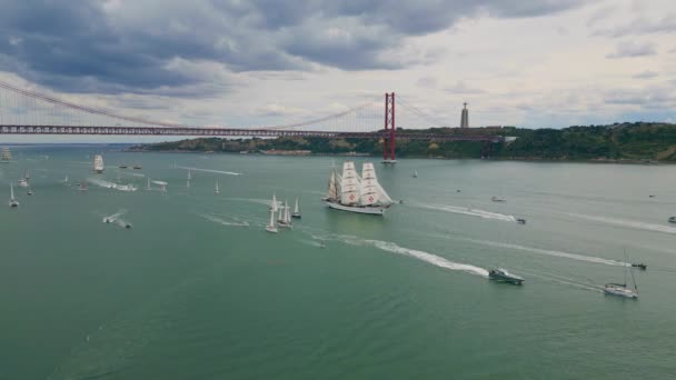 Τουριστικά Σκάφη Ιστιοπλοΐα Ποταμού Ζοφερή Εναέρια Θέα Ημέρα Lisboa Cityscape — Αρχείο Βίντεο