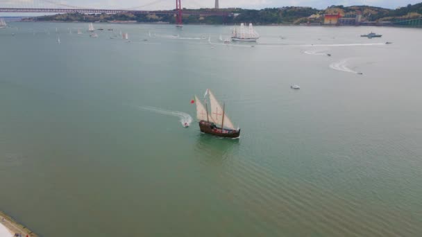 Панорамный Вид Лодки Парусный Реке Лиссабоне Воздушные Живописные Летние Горы — стоковое видео