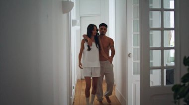 Lüks apartmanda evlenen aşıklar. Tembel hafta sonu sabahında şefkatli, güzel bir kadın kucaklıyor. Esmer koca, muhteşem eşiyle evde bağ kuruyor. Genç sevgililer kucaklaşıyor