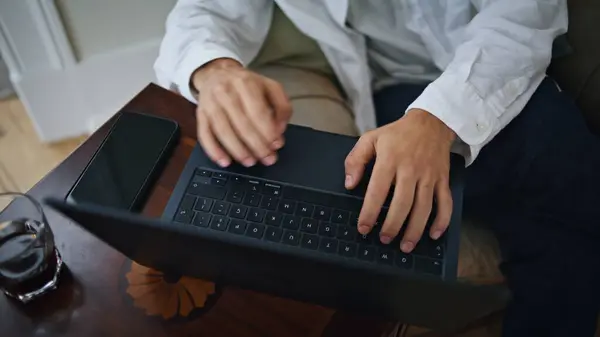 Faceci Pracują Komputerze Domu Zajęty Facet Wysyła Smsy Laptopie Dotykając — Zdjęcie stockowe