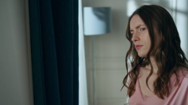 Pencere kenarında cam tutan uykusuz bir kadın. Baş ağrısı olan üzgün bir kız gece evde dinleniyor. Mutsuz, güzel bir kadın. Başa dokunan acı hissediyor. Akşamları acı çeken manken.. 